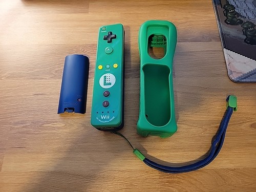 Official wii remote luigi - remote,